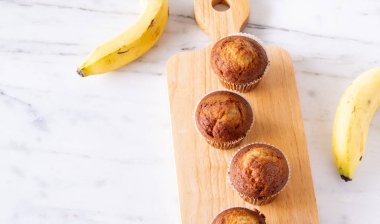 Üstten görünüm içinde sabah gün kahvaltıya beyaz masa arka plan üzerinde kahverengi kek veya muz kek kadar yakın.