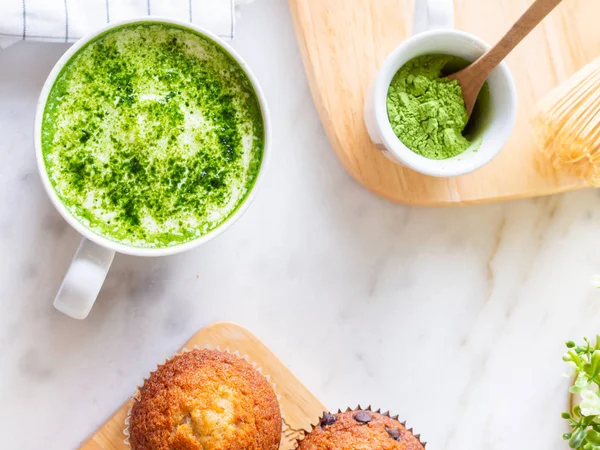 Bovenaanzicht Warme Groene Thee Matcha Latte Een Kopje Wit Tabelachtergrond Rechtenvrije Stockafbeeldingen