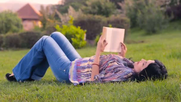 Den Vår Atmosfären Parken Ung Brunett Läser Boken Och Slappnar — Stockvideo