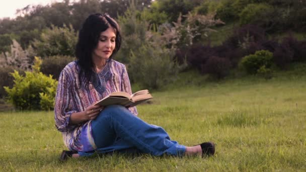 Ambiente Primaveral Del Parque Una Joven Morena Lee Libro Relaja — Vídeos de Stock