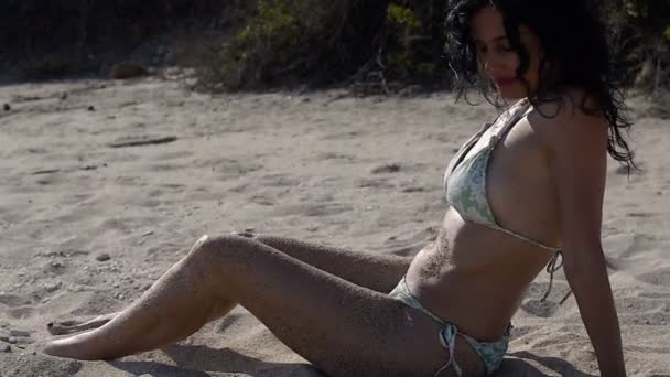 砂浜のビーチでビキニで美しい若い女性が夏の雰囲気を楽しんでください — ストック動画