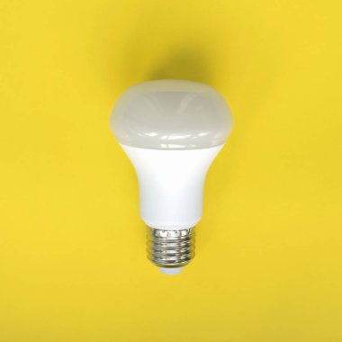 Sarı arka plan üzerinde ampul. Floresan, enerji tasarrufu lambası led.