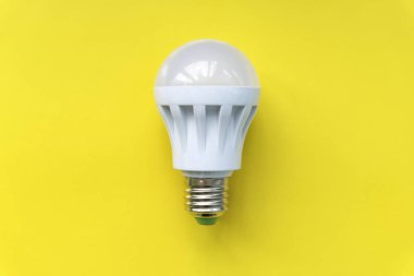 Sarı arka plan üzerinde ampul. Floresan, enerji tasarrufu lambası led.