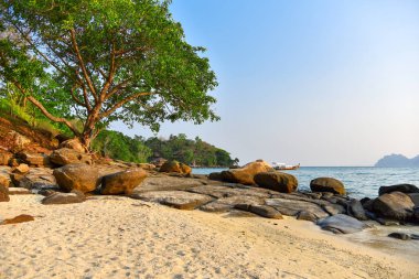 Tropik cennet plajı. Tayland deniz manzarası lagün.