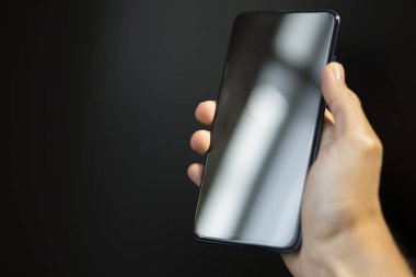 Akıllı telefonu tutan erkek el. Cep telefonu şebekesi bağlantısı 