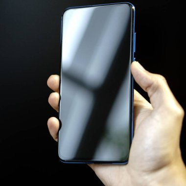 Akıllı telefonu tutan erkek el. Cep telefonu şebekesi bağlantısı 