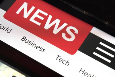 Ekrandaki haberlerle cep telefonu akıllı telefonu kapatın. Gazete üzerinde