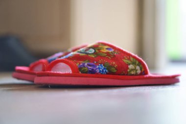 Tahta zeminde terlik. Yumuşak rahat ev ayakkabısı.