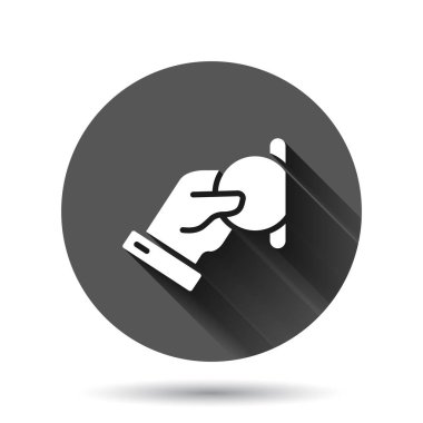 Düz bir siluet simgesi. Siyah yuvarlak arka planda uzun gölge efektli el vektör illüstrasyonundaki para. Madeni para bordrosu düğmesi iş konsepti.