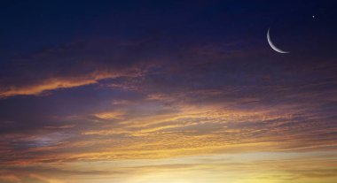 Hilal ay yıldız. Hilal ay güzel günbatımı arka plan ile. Cömert Ramazan 