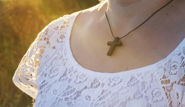 Cadena Con Una Cruz Cuello Cruz Cristiana Sobre Fondo Del —  Fotos de Stock