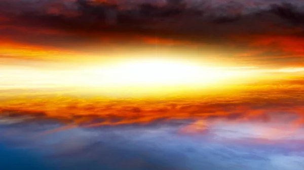 Puesta Sol Luz Del Sol Atraviesa Las Nubes Cielo Fondo —  Fotos de Stock