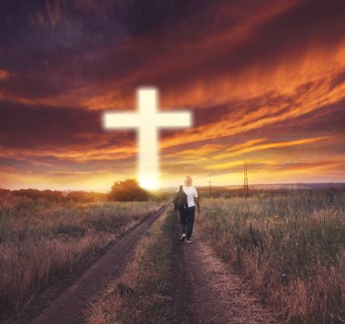 İsa'nın ışık çapraz. Çapraz yürüme. Güneş ışınları ve çapraz. Günbatımı Prayerfulness biri