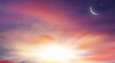  Gökten gelen ışık. Din arka plan. Yıldız ile gece gökyüzü. Yeni ay. Ramazan arka plan. Dua zamanı. Dramatik doğa arka plan. Arap gece. ay tutulması