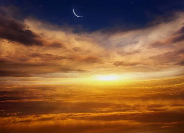 赤い夕日と月 美しい夕日 美しい夕日を背景に三日月 寛大なラマダン 空からの光 宗教背景 — ストック写真