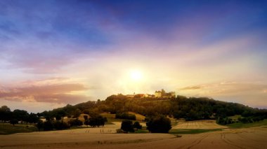  günbatımı manzara. Golden sunset çiftlik alanın üzerinde. Gün batımı veya gündoğumu bulutlu. Eski şehirde çok 