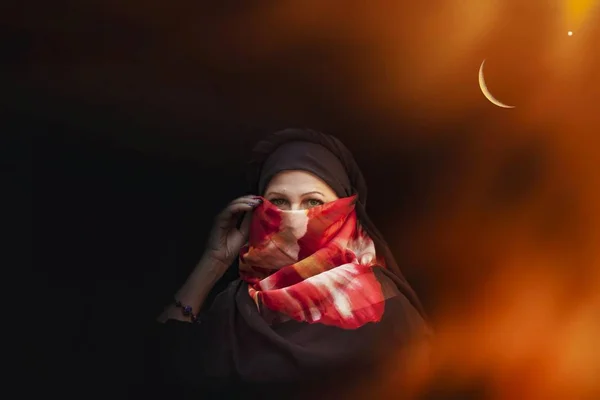 Muslimische Frau Frauen Schauen Hin Porträt Einer Schönen Arabischen Frau — Stockfoto