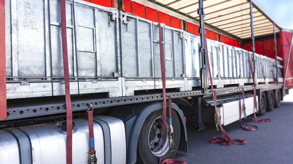 Dort Befindet Sich Eine Verladung Auf Den Lkw Anhänger Lkw — Stockfoto