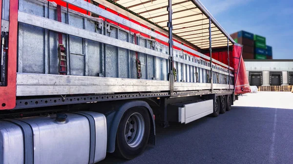 Dort Befindet Sich Eine Verladung Auf Den Lkw Anhänger Lkw — Stockfoto