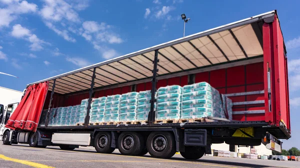 Dort Befindet Sich Eine Verladung Auf Den Lkw Anhänger Lkw — Stockfoto