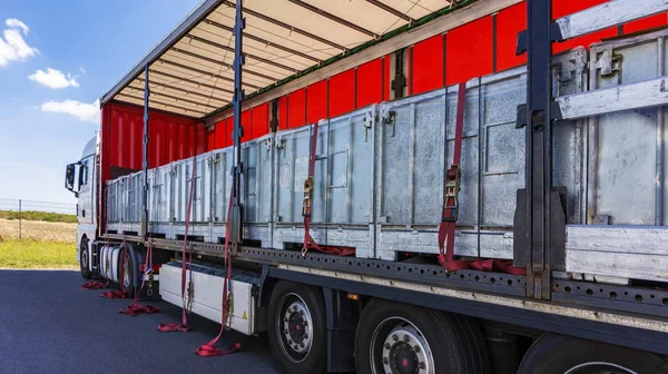 Dort Befindet Sich Eine Verladung Auf Den Lkw Anhänger Lkw — Stockfoto