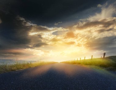 Cennete bir yol. Serenity doğa arka plan. Gün batımı veya ile bulutlar, gündoğumu ışık ışınları ve diğer atmosferik etkisi. Gökten gelen ışık. Günbatımı Fotoğraf . 