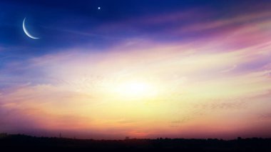 Hilal ay güzel günbatımı arka plan ile. Cömert ramazan. Dramatik doğa arka plan. Soyut büyük patlama. Gökten gelen ışık. Din arka plan. güzel bulut. arka plan gökyüzü günbatımı ve dawn. Cennet cennet. Gün batımı veya su