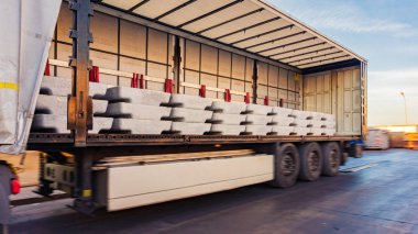  Kamyon römork yükleme vardır. Navlun karavanda tespit etmek. Depoda boşaltma yılında kamyon. nakliye navlun Europe. endüstriyel altyapı. Navlun düzeltmek için. Kargo konteyner . 