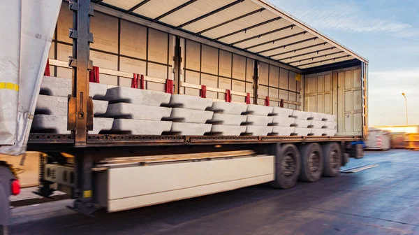  Kamyon römork yükleme vardır. Navlun karavanda tespit etmek. Depoda boşaltma yılında kamyon. nakliye navlun Europe. endüstriyel altyapı. Navlun düzeltmek için. Kargo konteyner . 