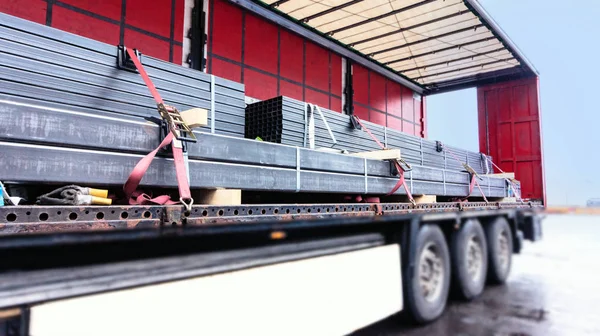 卡车拖车有一个装载 在拖车的货运紧固 仓库卸货的卡车 运输的货运欧洲 工业基础设施 来修理运费货物集装箱 送货服务 — 图库照片