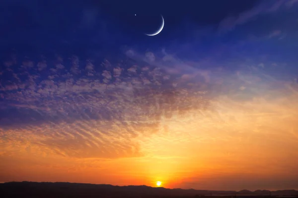 Paradiso Paradiso Tramonto Rosso Luna Sfondo Del Ramadan Mezza Luna — Foto Stock