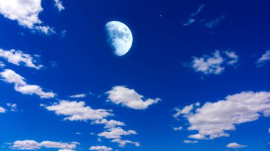  Hilal ve gece gökyüzünde birçok bulutlar. Gece gökyüzünde yıldızlar ile. Güzel bir gece . 