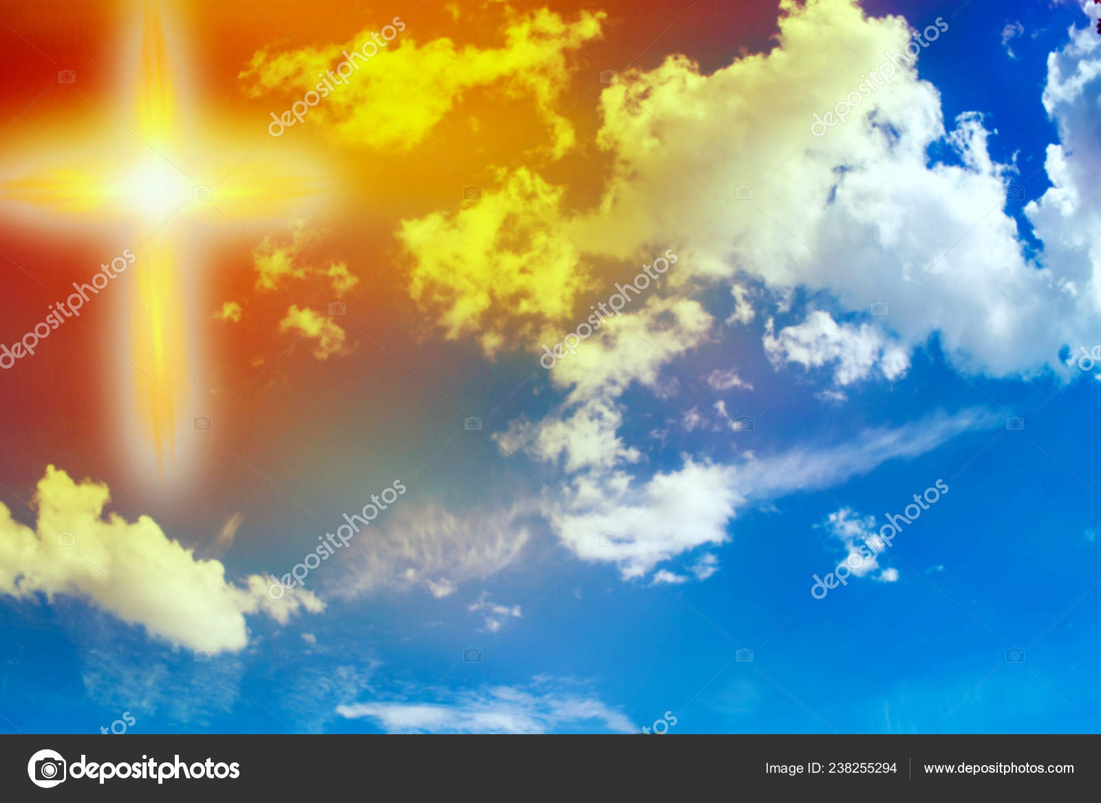 天十字宗教符号形状戏剧性的自然背景天空中的发光十字架复活节快乐从天而降的光宗教背景天堂天堂天空中的光 图库照片 C Yaalan