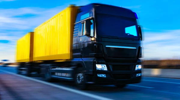 黒色台車 道路上のトラック 商業輸送 トラック輸送コンテナー — ストック写真