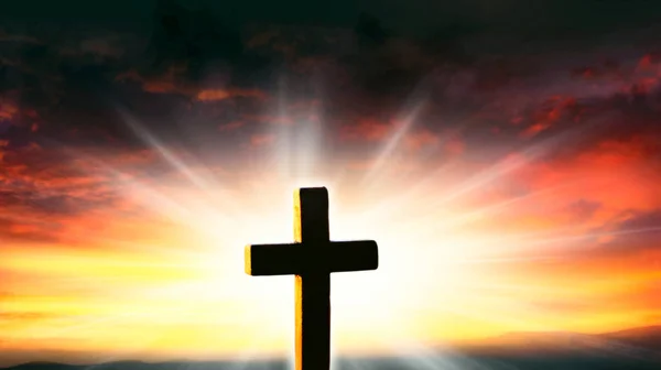 夕焼け空と宗教のキリスト教の十字 夕日を背景にキリスト教の十字 神への道 天からの明るい光 宗教的な背景 — ストック写真