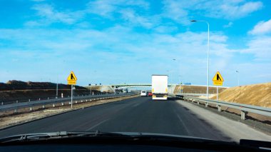 Trafik karayolu üzerinde. İki şeritli otoyol arabalarla. Modern köprü . 