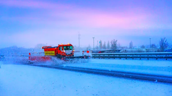 吹雪机 冬季驾驶条件 雪犁清理城市街道 雪灾期间将雪从公路上除雪 — 图库照片