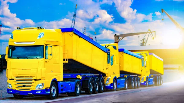 Estrada Carro Transporte Grão Camião Amarelo Com Reboque Silos Agrícolas — Fotografia de Stock