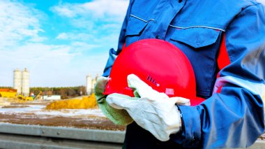  Kask. Kırmızı kask ve eldiven. Oluşturucu holding kask. Yol ve otoyol tamir ve inşaatı