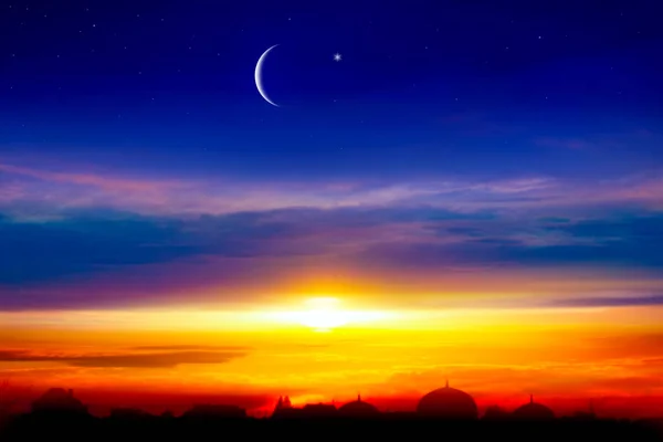 美しい夕日を背景に三日月 寛大なラマダン 空からの光 宗教の背景 シティ シルエット モスク — ストック写真