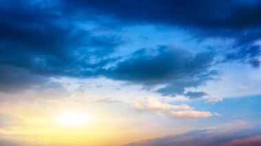 Soyut büyük patlama. Gökten gelen ışık. Din arka plan. güzel bulut. arka plan gökyüzü günbatımı ve şafak .