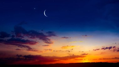 Gökten gelen ışık. Din arka plan. Yıldız ile gece gökyüzü. Yeni ay. Ramazan arka plan. Dua zamanı. Dramatik doğa arka plan. Arap gece. ay tutulması