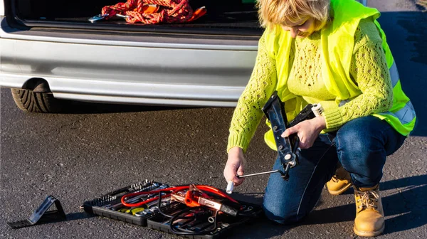車の問題 赤い警告三角形 車の固定 車の修理のための道具 — ストック写真