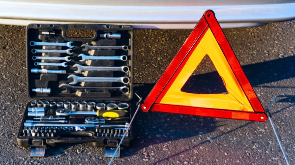 Πρόβλημα Αυτοκίνητο Κόκκινο Προειδοποιητικό Τρίγωνο Επισκευή Αυτοκινήτου Εργαλείο Για Επισκευές — Φωτογραφία Αρχείου