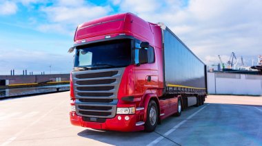 Limanda kamyon . Depodaki kırmızı kamyon. Kamyon lojistik binası. limanda kırmızı kamyon, navlun teslimi.