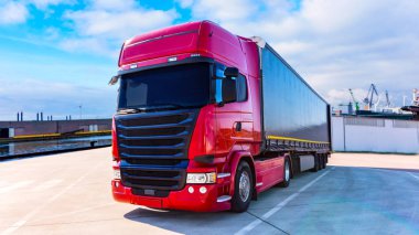 Limanda kamyon . Depodaki kırmızı kamyon. Kamyon lojistik binası. limanda kırmızı kamyon, navlun teslimi.