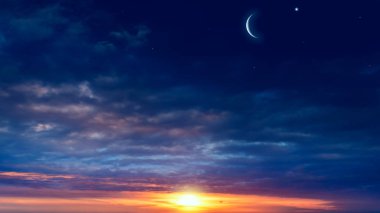 Hilal ay ve güzel günbatımı arka planı. Cömert Ramazan