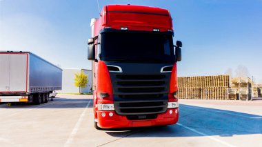 Kamyon lojistik binası. yolda kırmızı kamyon 