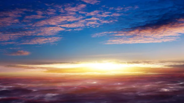 Vacker Solnedgång Vackert Himmelskt Landskap Med Solen Molnen Över Moln — Stockfoto