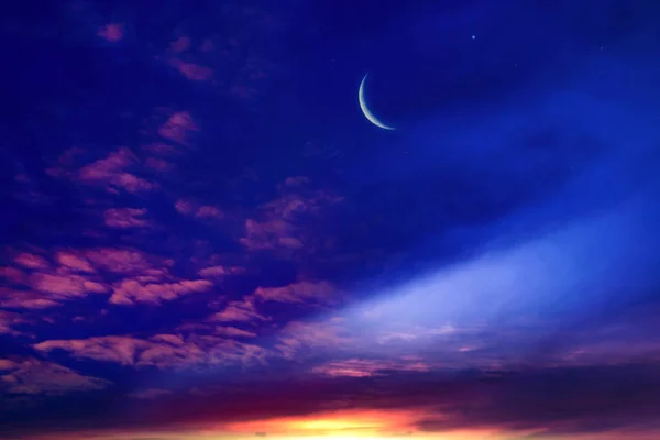 Μισοφέγγαρο Πανέμορφο Φόντο Ηλιοβασίλεμα Ραμαζάνι Γενναιόδωρες Φως Από Τον Ουρανό — Φωτογραφία Αρχείου